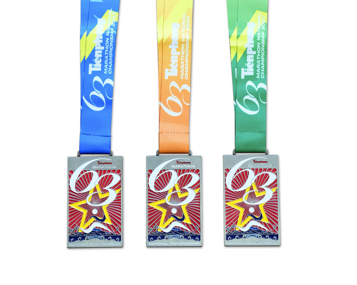 Thiết kế huy chương Tiền Phong Marathon 2022 lấy ý tưởng một mặt là tên giải chạy, với cảm hứng cờ đỏ sao vàng, sóng biển Đông thể hiện chủ quyền biển đảo. Số 63 tượng trưng cho 63 mùa của giải đấu có truyền thống lâu đời nhất đất nước.