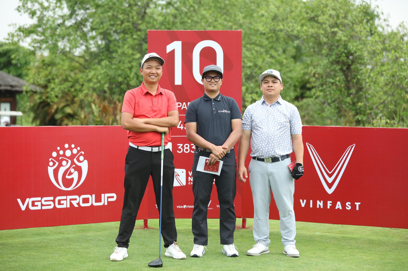 Nhà vô địch Tiền Phong Golf Championship 2020 Nguyễn Nhất Long cũng tham gia tranh tài tại giải năm nay. Anh cùng nhóm đấu với hai golfer Nguyễn Văn Định và Nguyễn Văn Quỳnh.