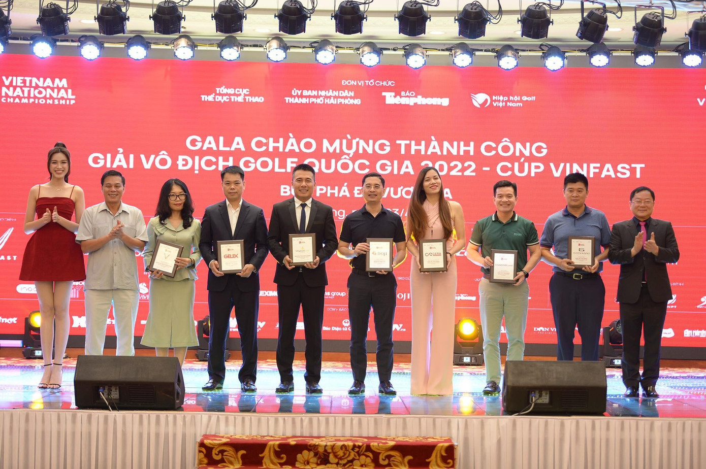 Ban tổ chức trao tặng Kỷ niệm chương tới các nhà tài trợ giải đấu, gồm: VinFast Việt Nam, Vinpearl Golf, Cty CP Tập đoàn GELEX, Công ty cổ phần Đầu tư Bất Động Sản TasecoLand, Tập đoàn Flamingo, Công ty TNHH Vinamika Việt Nam, Tập đoàn Giovani, Tập đoàn TMS, Công ty TNHH Đầu tư Bất động sản DOJILand.