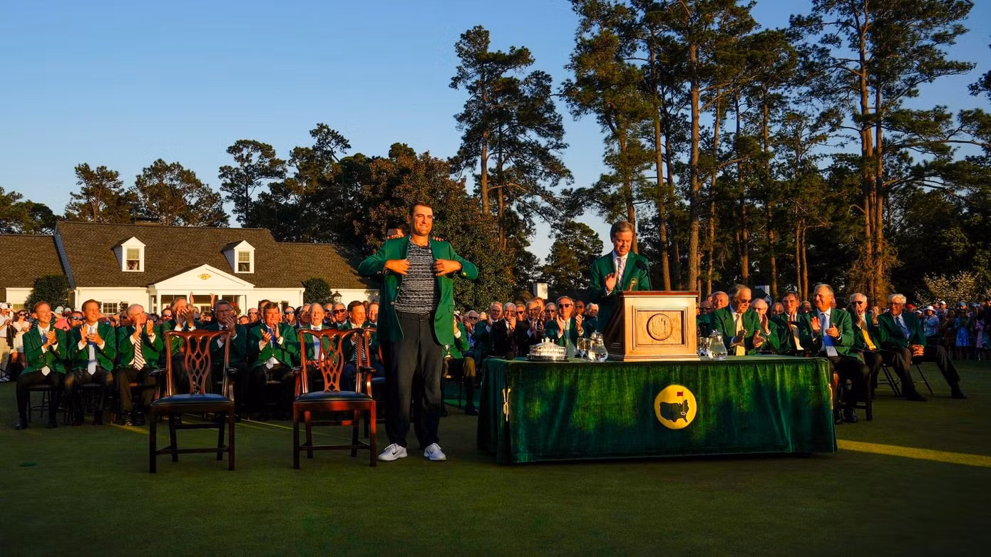 Scottie Scheffler khoác chiếc áo Green Jacket danh giá của Augusta National