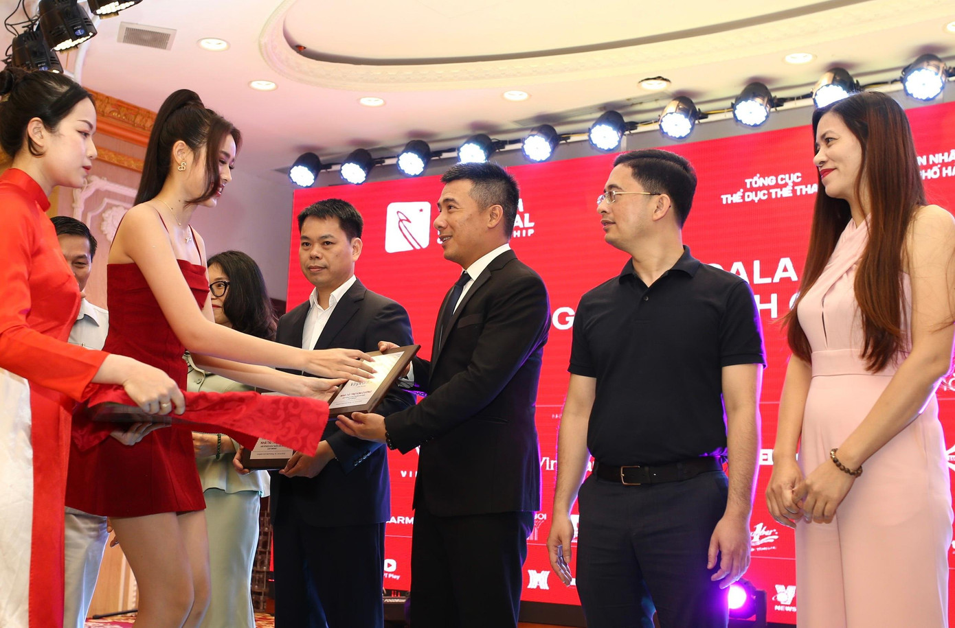 Nhà tài trợ có: Ông Hoàng Chí Trung - Tổng Giám đốc VinFast Việt Nam - Nhà tài trợ chính; ông Lê Tân Sơn - Giám Đốc vận hành chuỗi hệ thống sân Vinpearl Golf - Nhà tài trợ kim cương của giải.