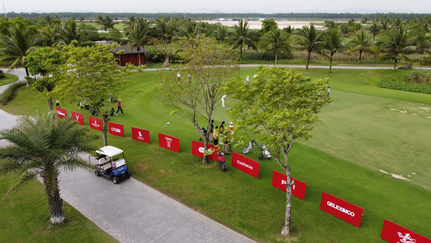 Vinpearl Golf Hải Phòng thuộc sở hữu của tập đoàn Vingroup, nằm đối diện với cảng Đình Vũ, khai trương năm 2017.