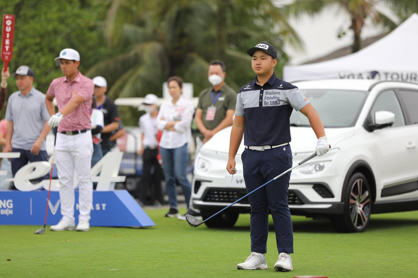 Khoảng cách được Anh Minh tạo ra khá an toàn với golfer xếp vị trí thứ 2 Đỗ Quang Khánh là 5 gậy. Golfer sinh năm 1984 có một vòng đấu ấn tượng với thành tích 71 gậy ở vòng cuối, nhờ 3 birdie và 2 bogey, qua đó đưa tổng điểm về Even Par.