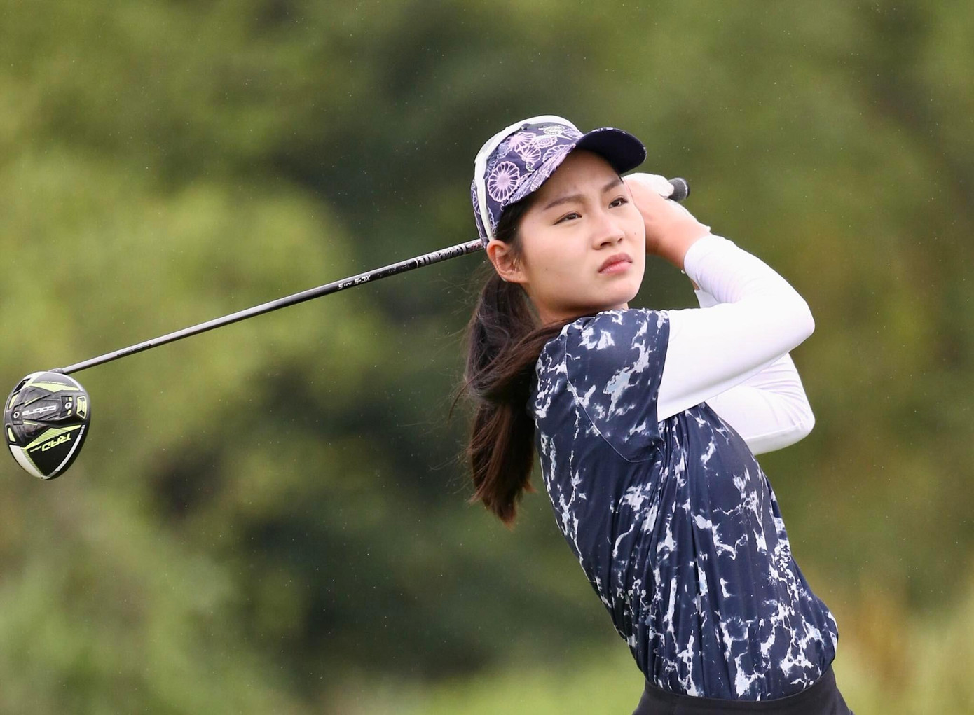 Khuê Minh tiếp tục dẫn đầu bảng nữ