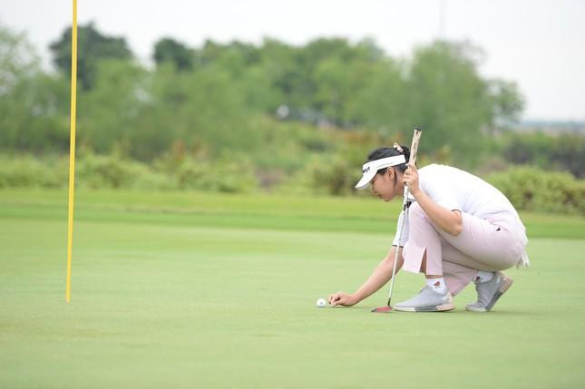 Tuyển thủ quốc gia Phạm Thị Yến Vy đang chuẩn bị thực hiện một cú putt (gạt bóng).