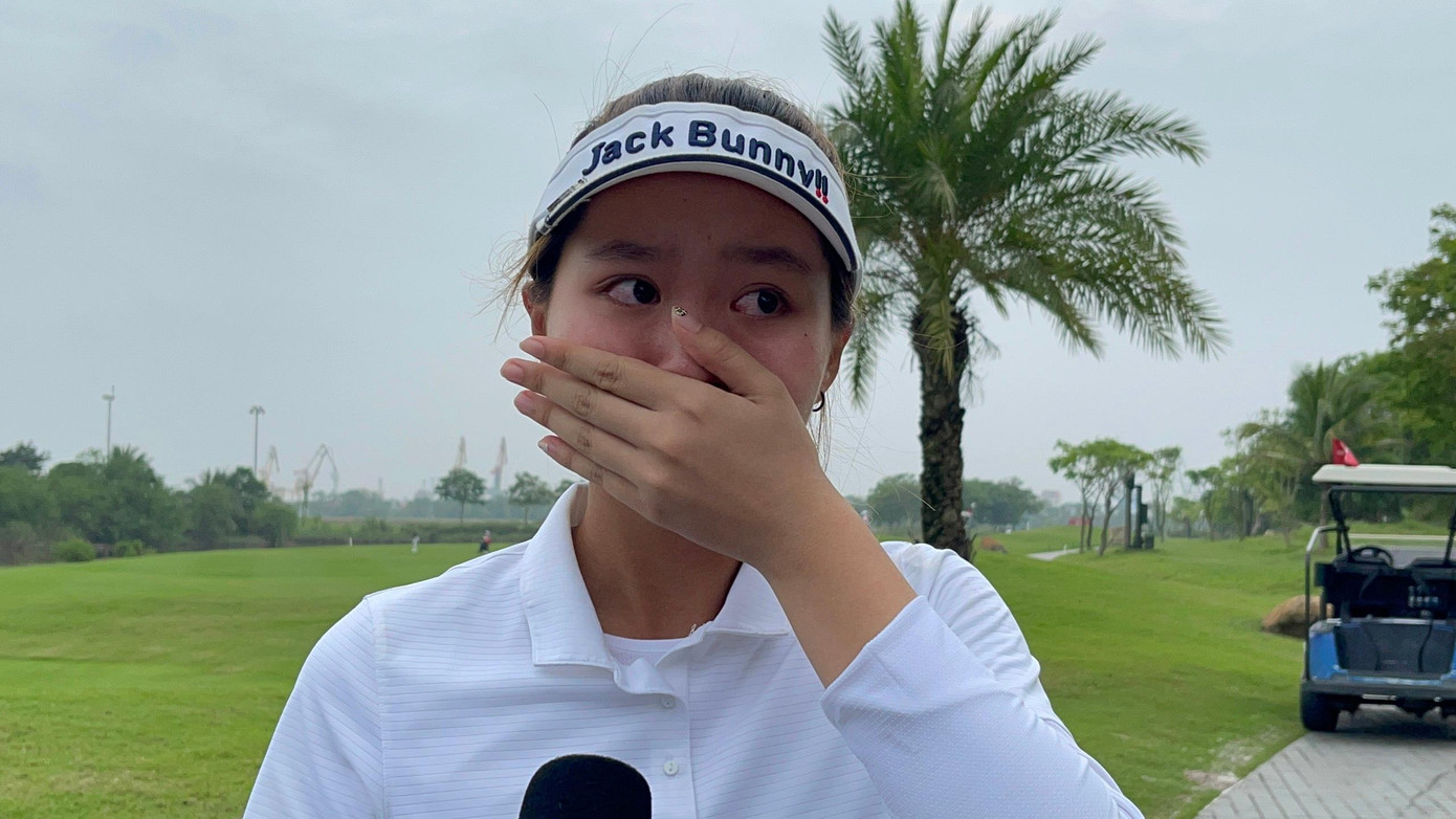 Chính vì vậy mà nữ golfer trẻ tới từ Hà Nội vô cùng xúc động. Cô bật khóc khi bước tới nhặt bóng từ dưới hố. Đây có thể là hình ảnh đẹp nhất trong 2 ngày thi đấu đầu tiên, và cũng có thể là cả của Giải Vô địch Golf Quốc gia 2022 – Cúp VinFast.