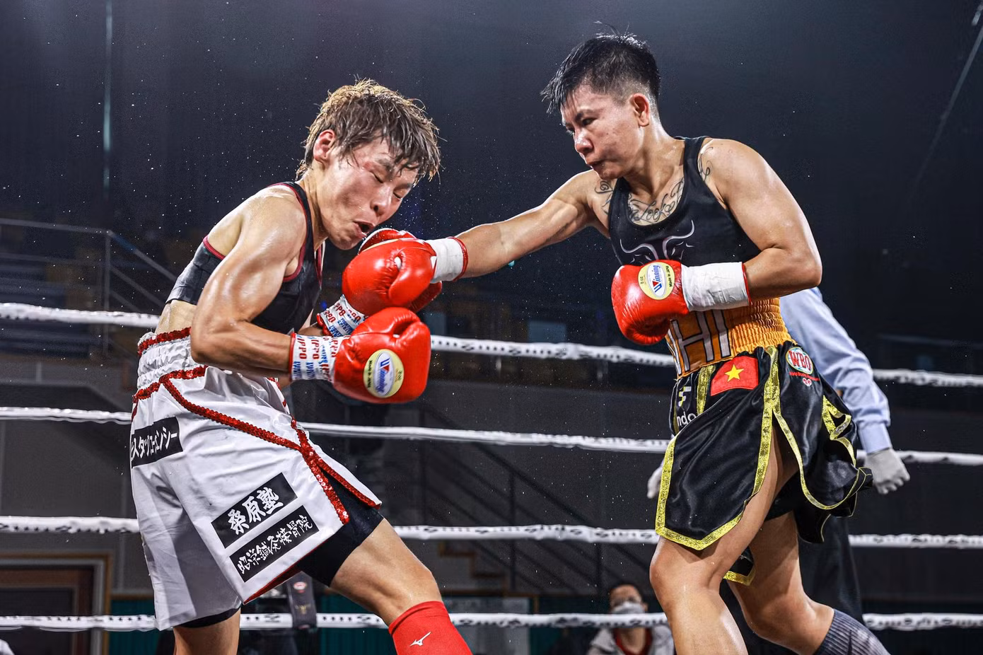 Thu Nhi (phải) bị thu hồi đai WBO thế giới