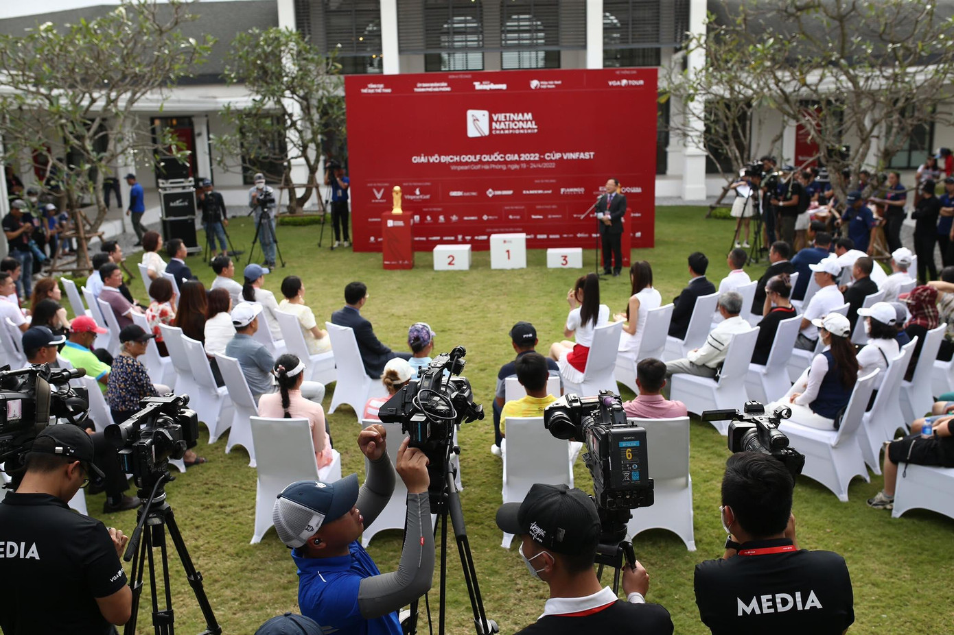 Nhiều phóng viên các cơ quan báo chí, truyền hình có mặt tại lễ trao giải.