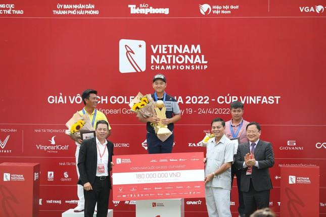 Ban tổ chức trao giải bảng Nam Giải Vô địch Golf Quốc gia 2022 - Cúp VinFast, gồm: Nguyễn Hữu Quyết - giải Ba; Đỗ Quang Khánh - giải Nhì, Nguyễn Anh Minh - giải Nhất