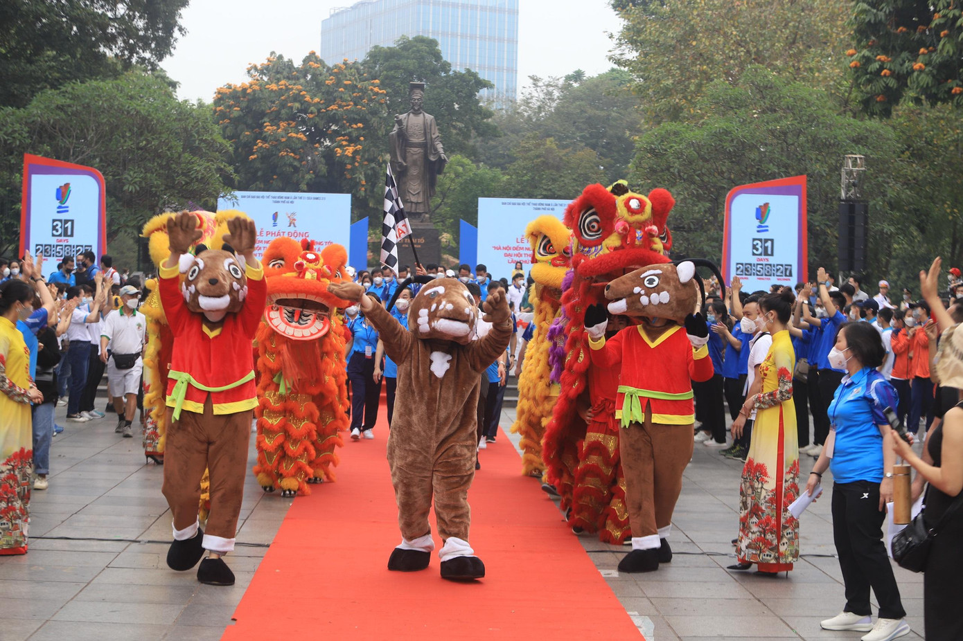 Đồng thời, vận động nhân dân thực hiện nếp sống văn minh, thanh lịch, trật tự, kỷ cương, an toàn, tạo điểm nhấn trong cảnh quan đô thị và thu hút sự quan tâm của người dân đối với SEA Games 31, đặc biệt là quảng bá rộng rãi với bạn bè quốc tế về truyền thống ngàn năm văn hiến, Thủ đô anh hùng, Thành phố vì hoà bình,....