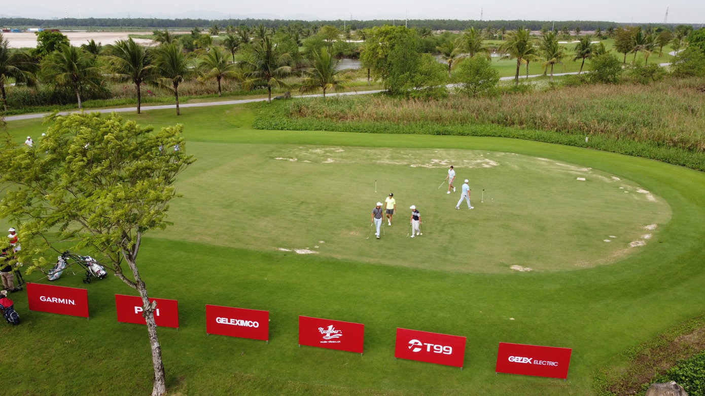 Các khu vực tee box và fairway sử dụng cỏ Platinum Paspalum, còn khu vực green sử dụng cỏ Bermuda TifEagle.