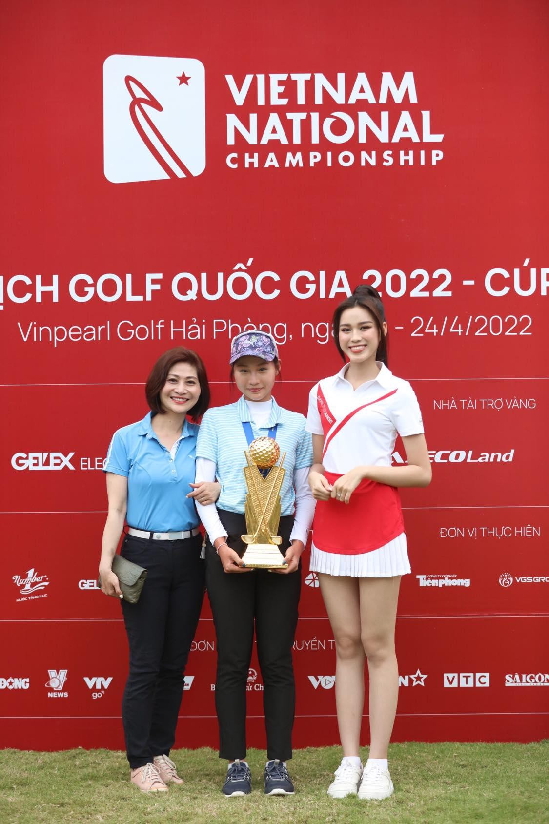 Khuê Minh và mẹ (cô Hoàng Lan - trái) tại giải Vô địch Golf Quốc gia. Khuê Minh và mẹ (cô Hoàng Lan - trái) tại giải Vô địch Golf Quốc gia.