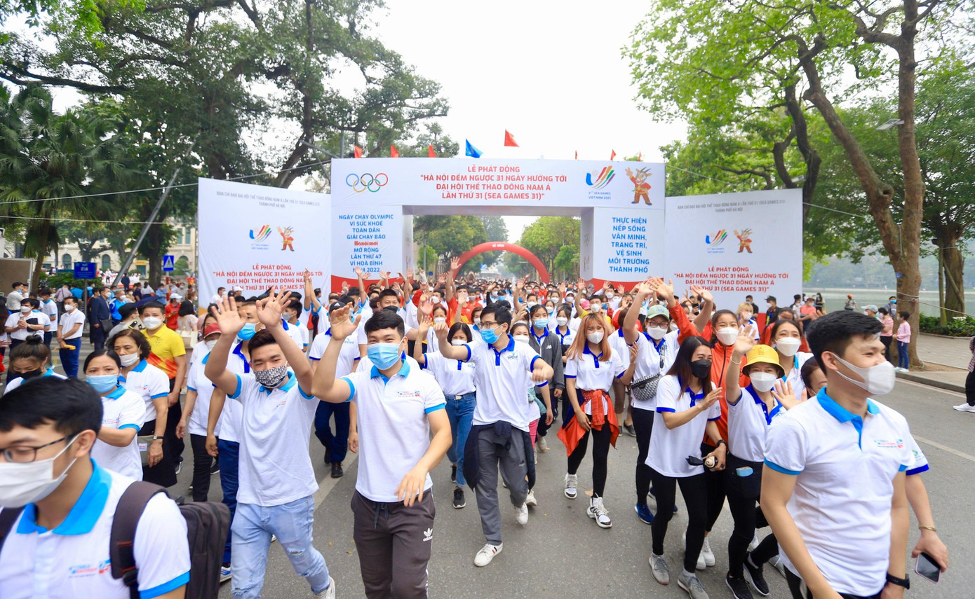 Hơn 3.000 người gồm các đại biểu, cán bộ, nghệ sĩ, diễn viên, vận động viên của Sở Văn hóa và Thể thao Hà Nội, cán bộ và nhân dân quận Hoàn Kiếm tham gia chạy hưởng ứng xung quanh Hồ Hoàn Kiếm.