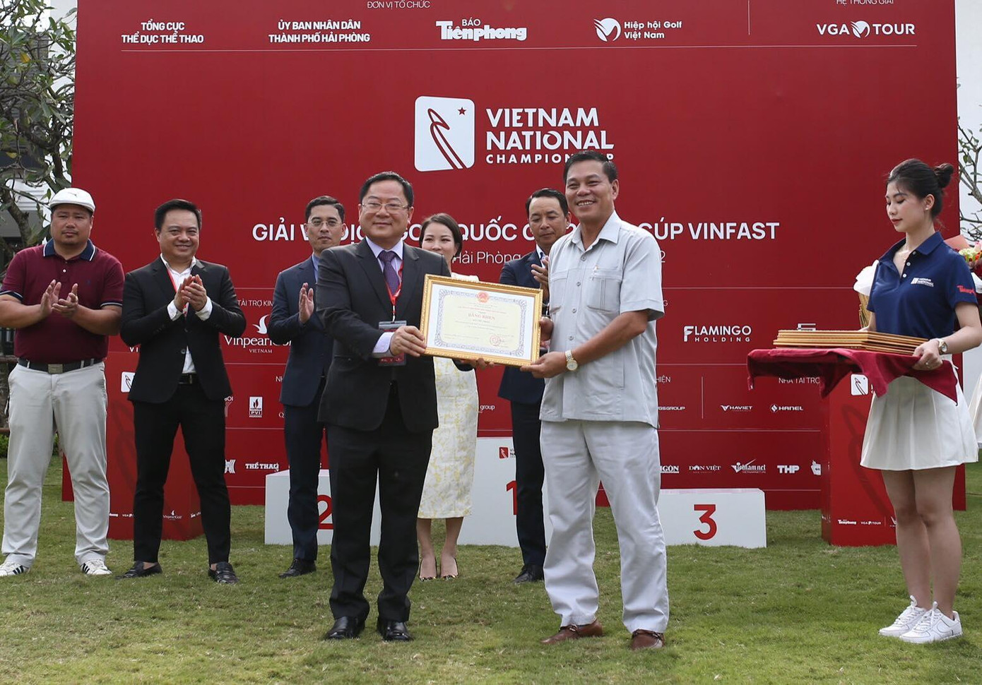 Theo đó, 6 tập thể nhận bằng khen gồm: Báo Tiền Phong, Hiệp hội Golf Việt Nam, VinFast Việt Nam, Vinpearl Golf, Công ty CP Tiền Phong, Hội đồng Quản trị VGS Group.