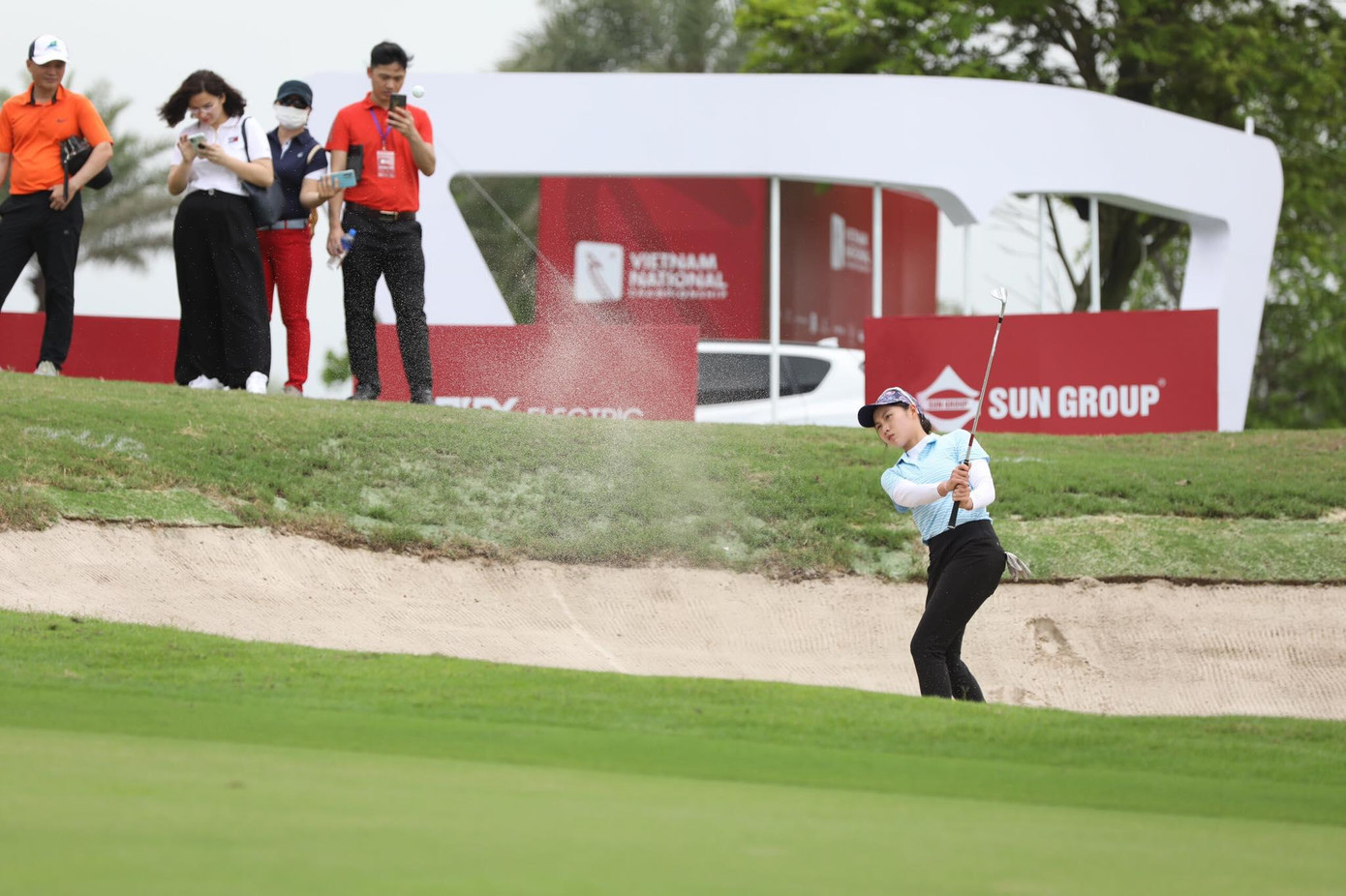 Cô ghi 5 birdie, mắc 3 bogey, hoàn thành ngày cuối với điểm -2, qua đó lên ngôi vô địch bảng nữ với tổng điểm -7.