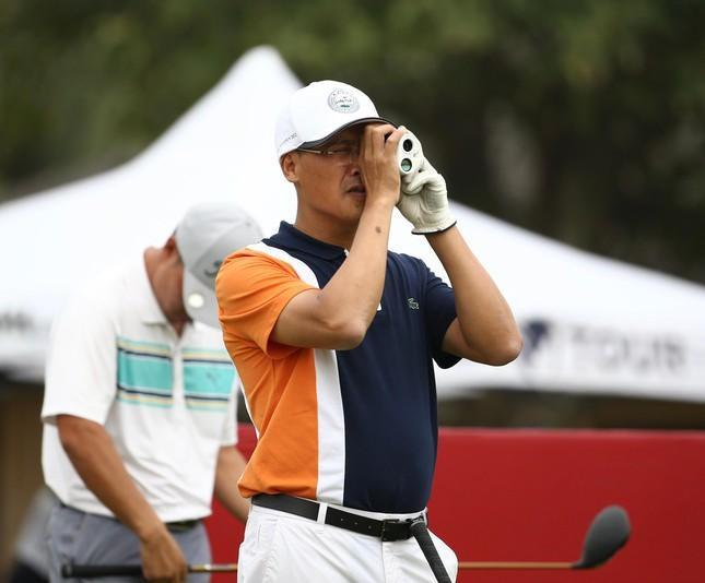 Các golfer sử dụng thiết bị đo khoảng cách để có thể thực hiện cú đánh chính xác nhất.