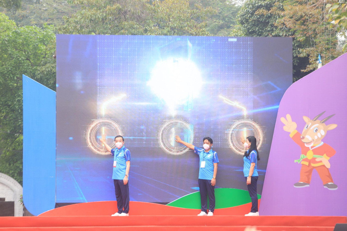 &quot;Với những kinh nghiệm từ thực tiễn lần đầu tiên Hà Nội - Việt Nam đăng cai và tổ chức rất thành công SEA Games 22 (2003); Hà Nội - Việt Nam SEA Games 31 được diễn ra trong thời điểm khu vực Đông Nam Á, thế giới đang dần kiểm soát được dịch bệnh COVID-19, Việt Nam đã và đang truyền đi những thông điệp tích cực, phục hồi đẩy mạnh phát triển kinh tế xã hội. Chúng ta tin tưởng SEA Games sẽ thành công tốt đẹp&quot;, ông Chu Ngọc Anh nhấn mạnh.