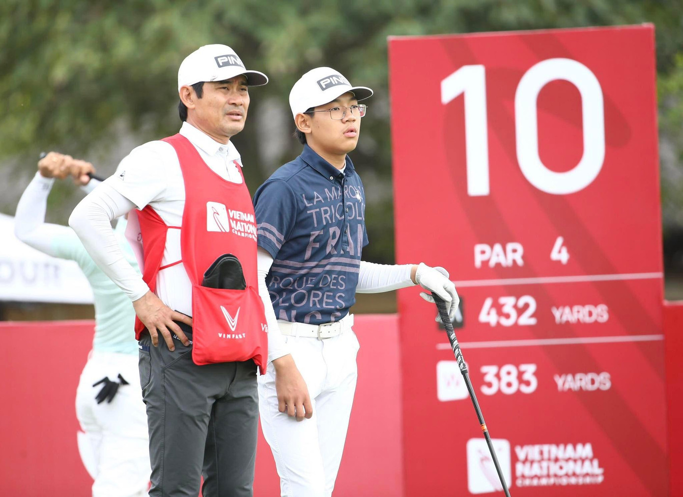 Lê Khánh Hưng bên người caddie đặc biệt chính là cha của mình, anh Lê Văn Lân.