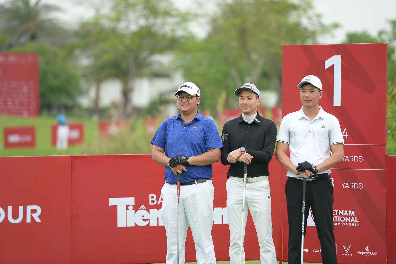 Cố vấn cấp cao Hội đồng Trọng tài Golf Quốc gia, Phó tổng thư ký Hiệp hội Golf Việt Nam Vũ Nguyên (trái) lần đầu tiên tham dự một giải đấu chuyên nghiệp tại Việt Nam với tư cách là VĐV thi đấu, sau nhiều năm chỉ làm công tác chuyên môn.