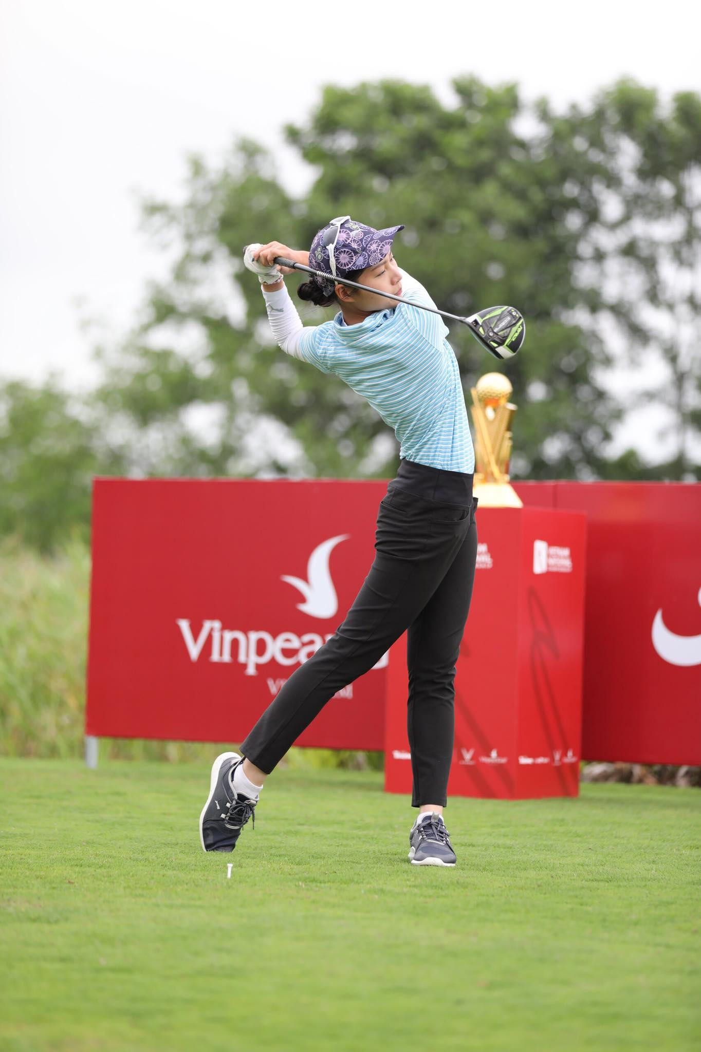 Trước đó, Khuê Minh thể hiện một phong độ tuyệt vời trong ngày thi đấu thứ 3. Dù khởi đầu với điểm bogey ở hố 12, nhưng 3 birdie ở hố 14,16 và 18 giúp nữ golfer 19 tuổi hoàn thành 9 hố đầu với -2 gậy. Tới 9 hố sau, Khuê Minh tiếp tục thi đấu ấn tượng với 3 birdie và 2 bogey, qua đó kết thúc vòng đấu với kết quả 69 gậy để nâng tổng điểm lên thành -5.