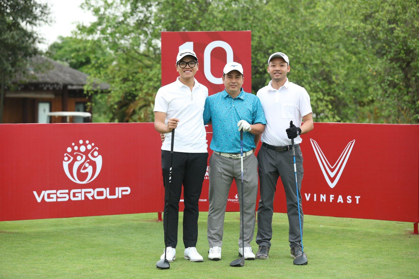 Nhà vô địch quốc gia 2019 Nguyễn Bảo Long (trái) hào hứng tranh tài với các golfer chuyên nghiệp để học hỏi kinh nghiệm cũng như so tài với các golfer trẻ tài năng như Anh Minh hay Khánh Hưng tại giải.