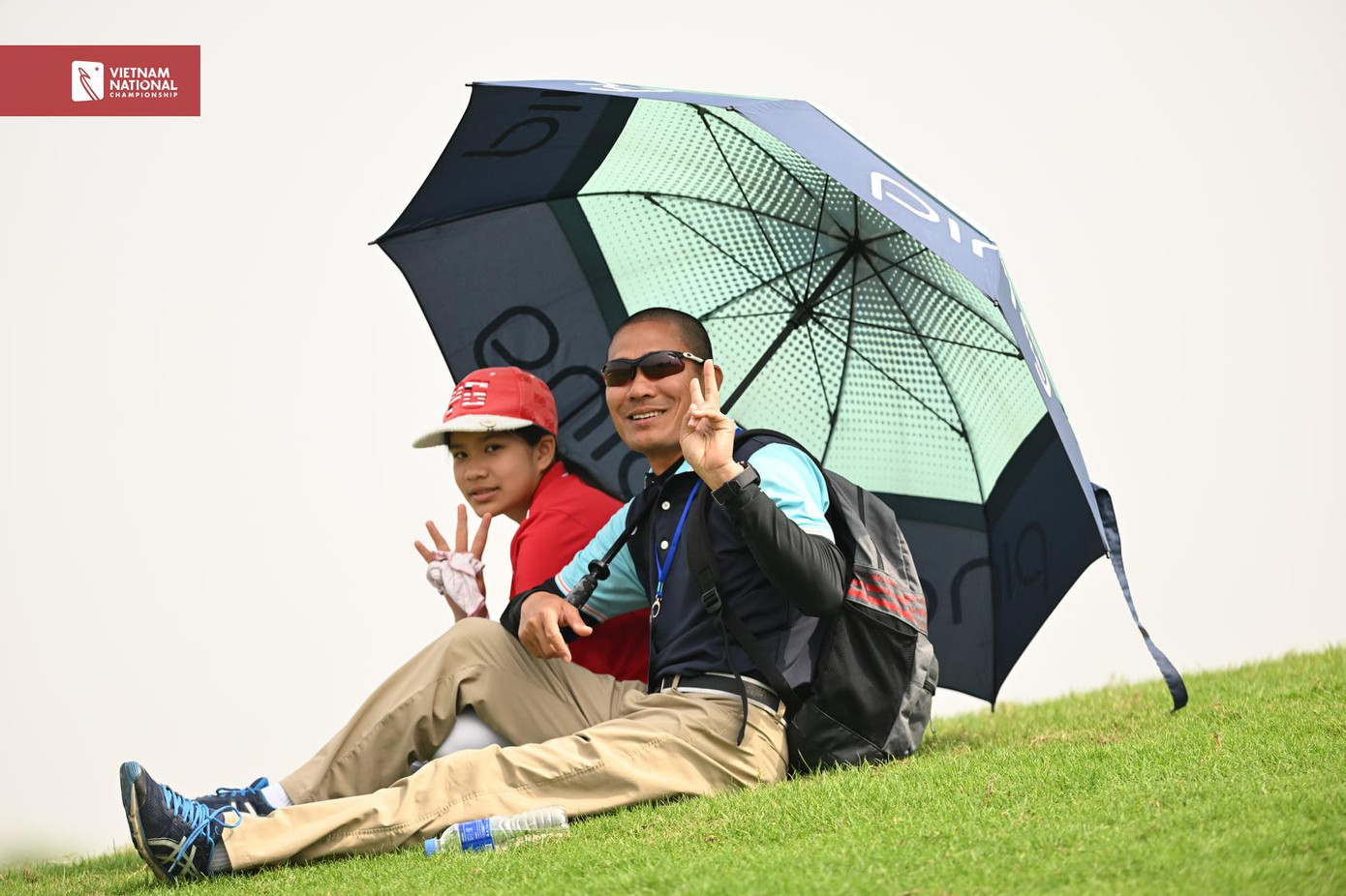 Golfer trẻ nhất giải đấu Nguyễn Viết Gia Hân (11 tuổi) luôn có sự đồng hành và hỗ trợ từ cha của mình, anh Nguyễn Viết Thành.