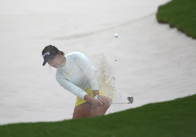 Nhà nữ vô địch quốc gia 3 mùa giải Thảo My cứu bóng từ bẫy cát.