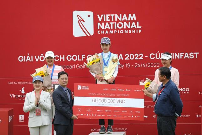 Ban tổ chức trao ba giải cao nhất ở bảng Nữ Giải Vô địch Golf Quốc gia 2022, gồm: Phạm Thị Yến Vi - giải Ba, Nguyễn Thảo My - giải Nhì, Đoàn Xuân Khuê Minh - giải Nhất.