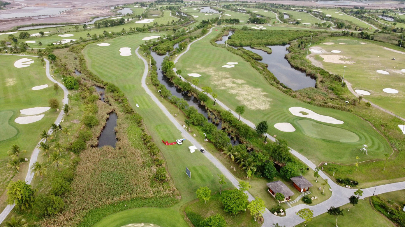 Tất cả các hố đều sở hữu những đầm lầy chạy dọc hoặc cắt ngang fairway, thậm chí tại một vài hố đấu còn kéo dài lên tới tận green. Sẽ không dễ để các golfer vượt qua được các cạm bẫy có mặt ở khắp sân và chắc chắn không ít những cú đánh sẽ bị đầm lầy “nuốt sống”.