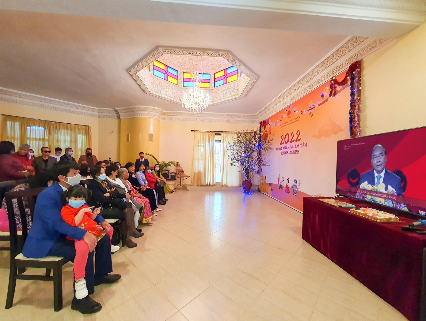 Bà con háo hức xem chương trình Xuân Quê hương 2022 và lắng nghe Chủ tịch nước Nguyễn Xuân Phúc chúc Tết kiều bào.