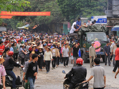 Đỉnh điểm, hàng nghìn người dân đã đưa quan tài diễu khắp các con phố ở thị trấn Vạn Hà. Ảnh: Lê Hoàng