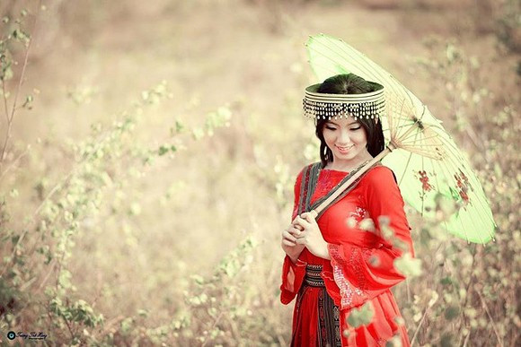 Bộ ảnh thiếu nữ H'Mông đi du xuân của nhiếp ảnh gia nổi tiếng Trương Thế Hùng lưu lại vẻ đẹp rạng ngời của cô sơn nữ trong sắc xuân. 