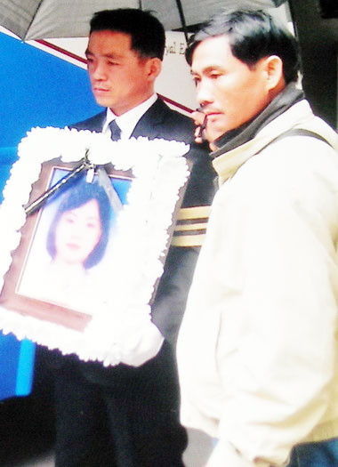 Người chồng Hàn Quốc ôm di ảnh vợ. Ảnh: Duy Khang