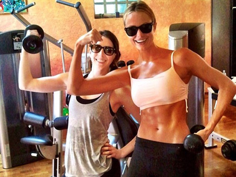 Bạn gái của George Clooney (bên phải) khoe cơ bụng sáu múi để phản pháo lại tin đồn cô đang mang bầu