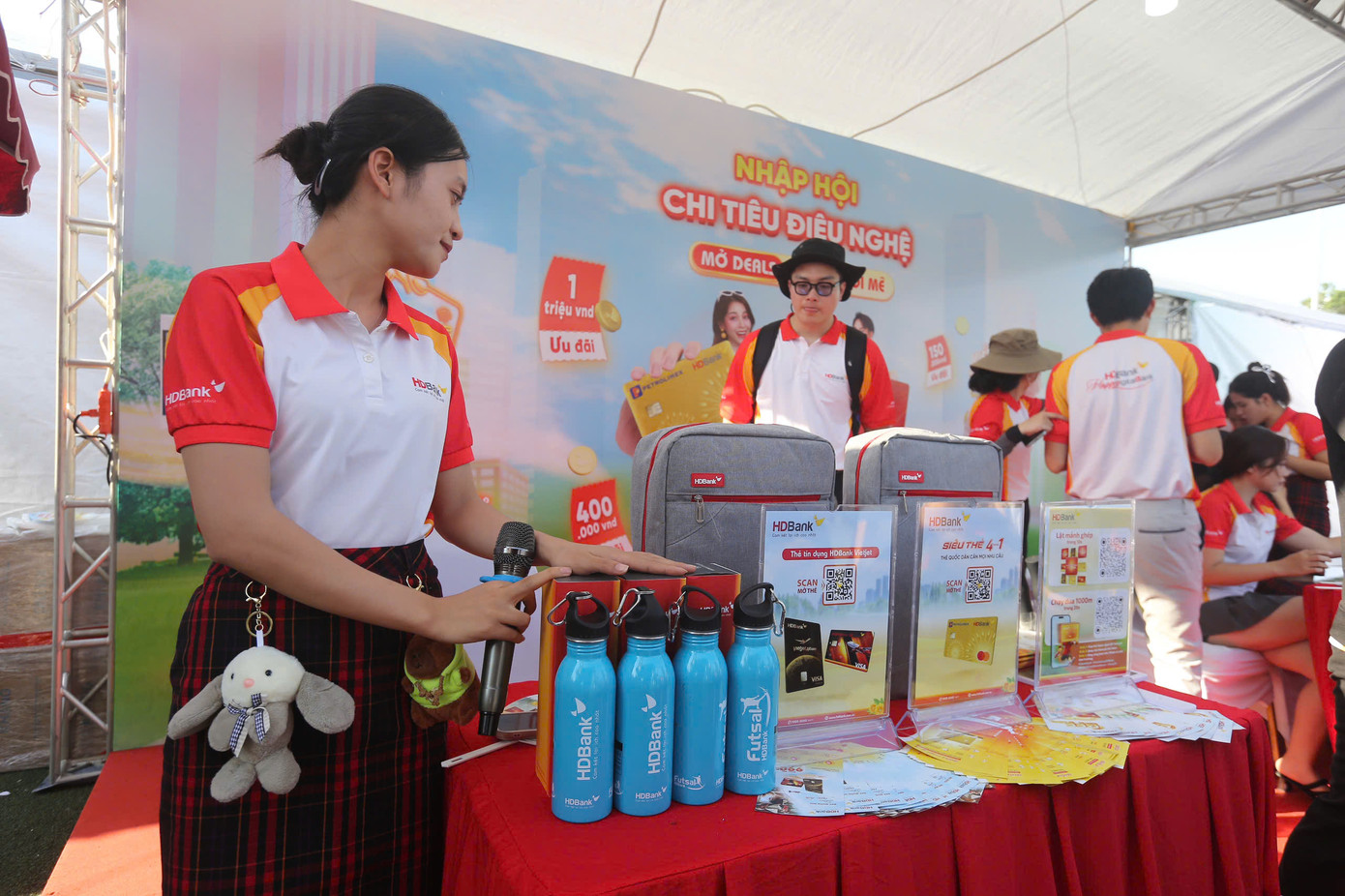 Gian hàng HD Bank với nhiều quà tặng như ba lô, bình nước cho bạn trẻ.