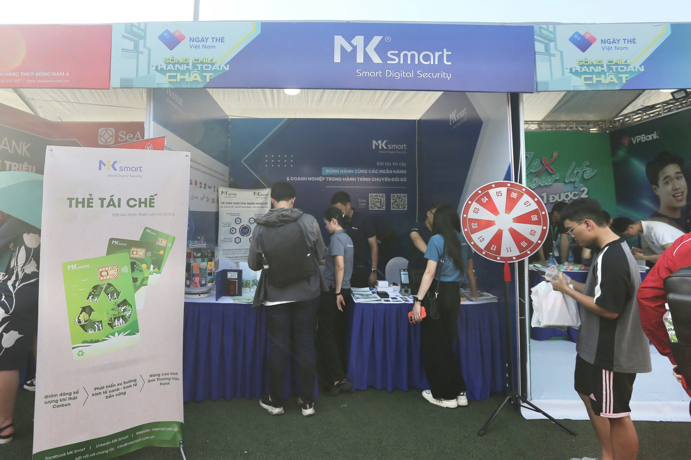 Gian hàng MK smart với nhiều trò chơi hấp dẫn và hướng dẫn thẻ tái chế.