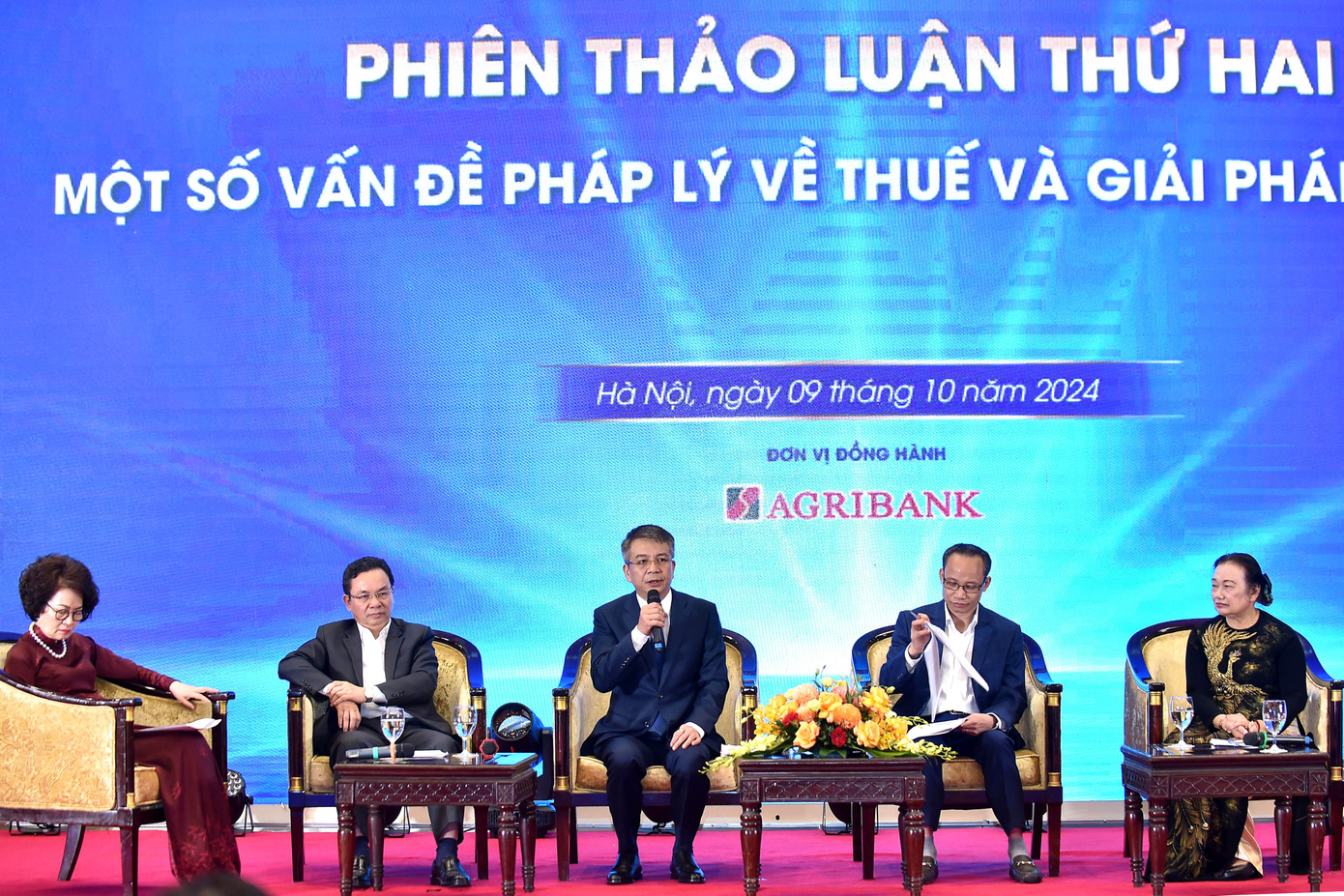 Tổng cục trưởng Tổng cục Thuế Mai Xuân Thành trao đổi, thảo luận về chính sách thuế hiện hành và một số đề xuất sửa đổi, bổ sung. Tổng cục trưởng Tổng cục Thuế Mai Xuân Thành trao đổi, thảo luận về chính sách thuế hiện hành và một số đề xuất sửa đổi, bổ sung.