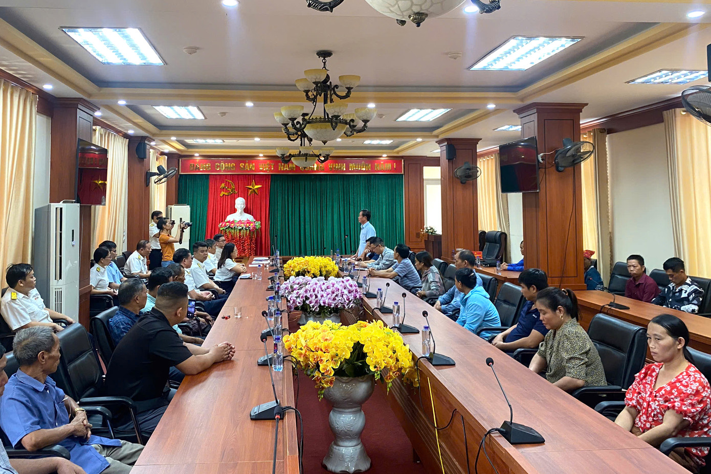 Tại buổi gặp gỡ và tiếp nhận ủng hộ, ông Hoàng Việt Chông - Chủ tịch Ủy ban Mặt trận Tổ quốc Việt Nam huyện Quang Bình bày tỏ sự trân trọng đối với sự quan tâm, sẻ chia của cán bộ, công chức, viên chức, người lao động ngành Thuế