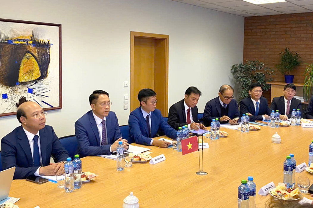 Phó Tổng cục trưởng Mai Sơn chia sẻ tình hình kinh tế của Việt Nam và giới thiệu những điểm cơ bản về công tác quản lý thuế của Việt Nam.