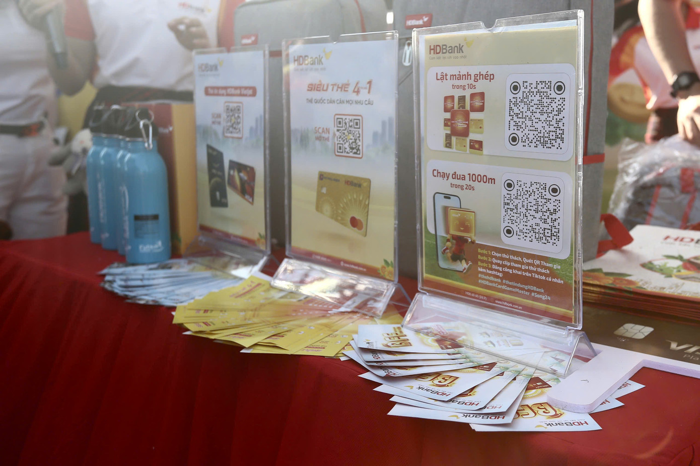 Nhiều trò chơi tại gian hàng HDBank như lật mảnh ghép, chạy đua 1.000m.