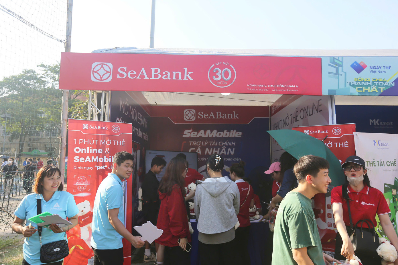 Bạn trẻ xếp hàng chờ check-in tại ngân hàng SeaBank.