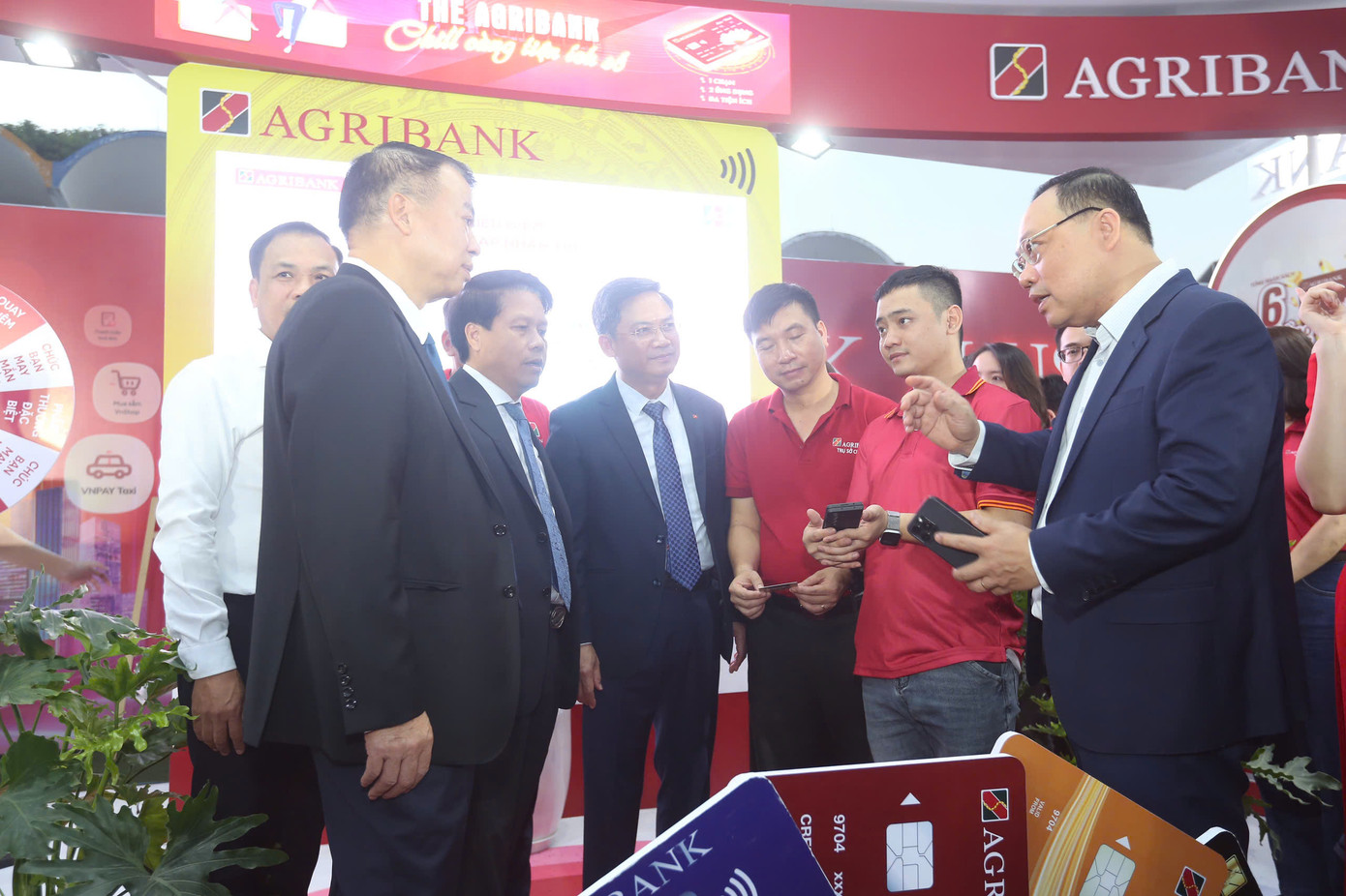 Đoàn đại biểu trải nghiệm công nghệ tại gian hàng Agribank.