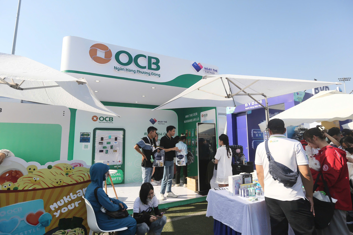 Gian hàng Ngân hàng Phương Đông (OCB) với không gian trang trí ấn tượng thu hút bạn trẻ tới trải nghiệm.