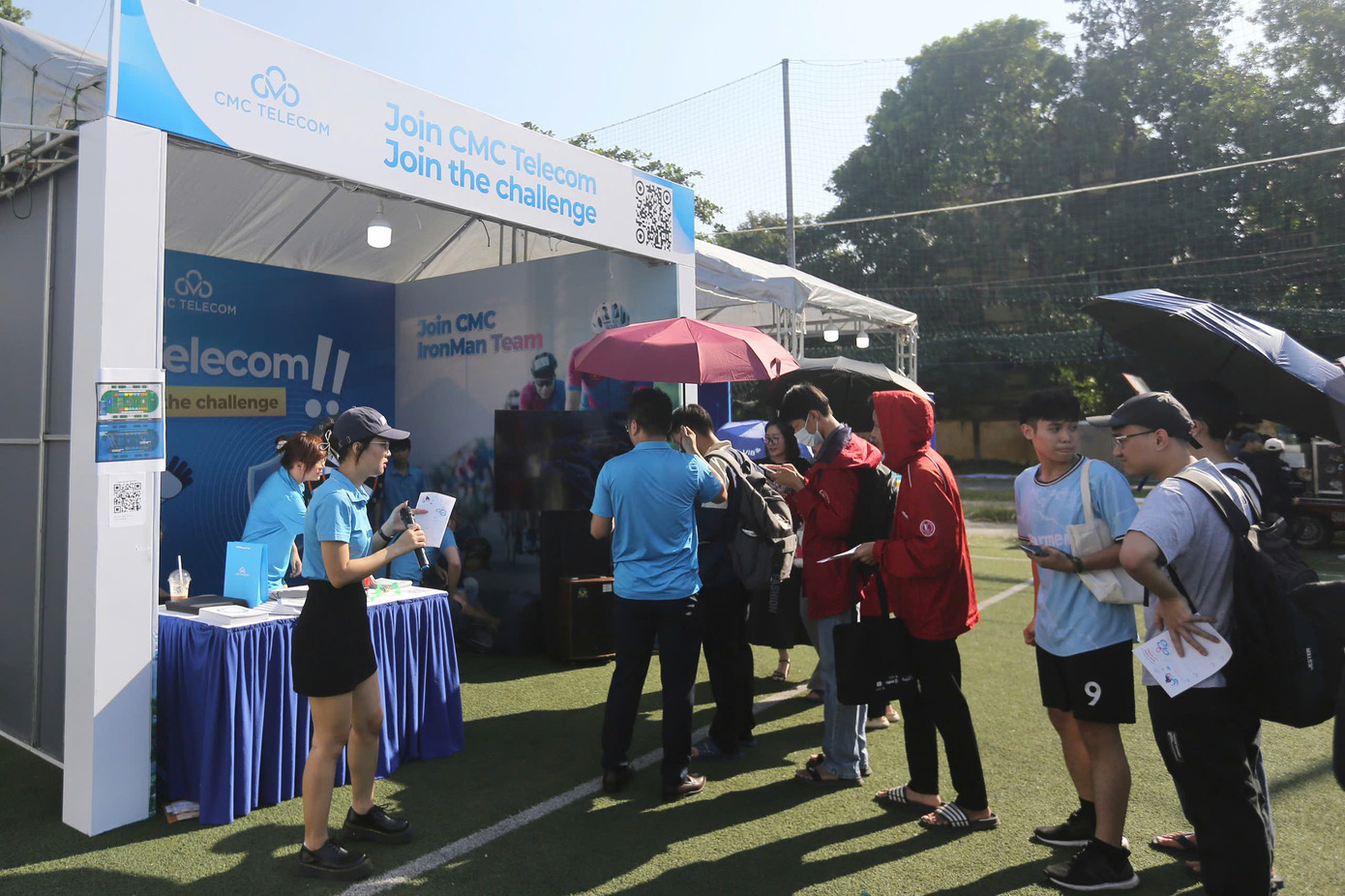 Gian hàng của CMC mang tới trò chơi trải nghiệm phi tiêu nhận quà và được bạn trẻ hào hứng xếp hàng chờ tham gia.