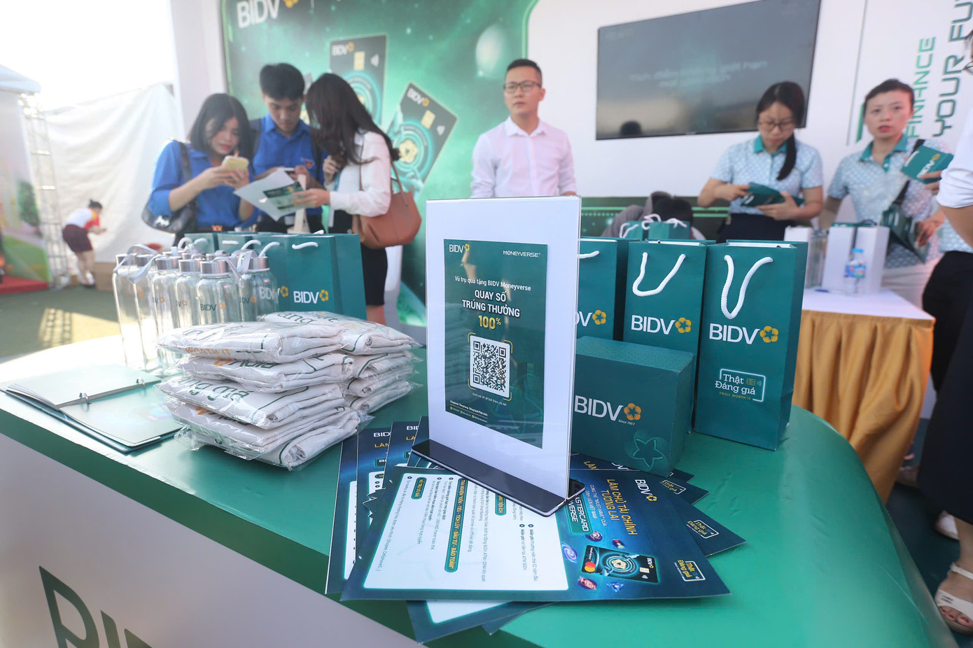 Ngân hàng BIDV mang tới nhiều quà tặng cho bạn trẻ.