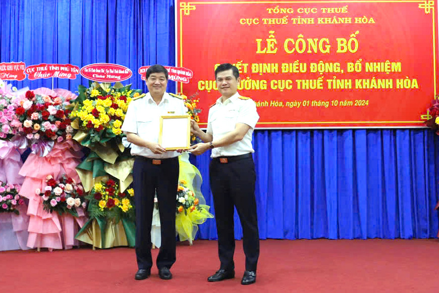 Phó Tổng cục trưởng Vũ Chí Hùng trao quyết định cho Cục trưởng Phạm Hoài Trung. Phó Tổng cục trưởng Vũ Chí Hùng trao quyết định cho Cục trưởng Phạm Hoài Trung.