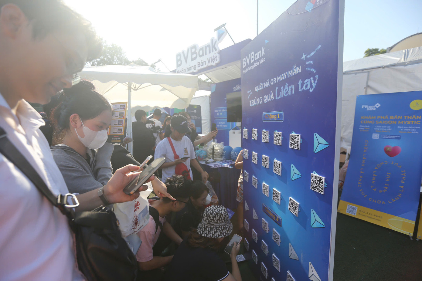 Bạn trẻ quét mã QR may mắn tại gian hàng của Ngân hàng Bản Việt.