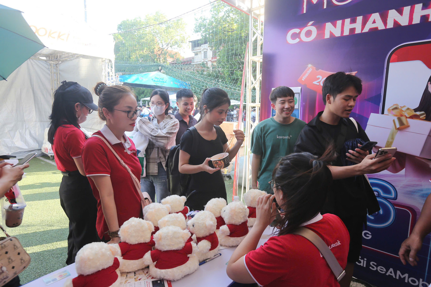 Ngân hàng SeaBank tặng gấu cho bạn trẻ tới check-in mở tài khoản.