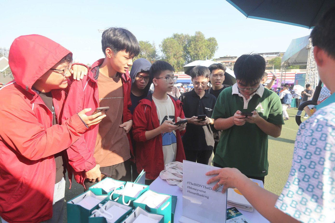 Các bạn sinh viên quét mã Qr để nhận quà tặng.