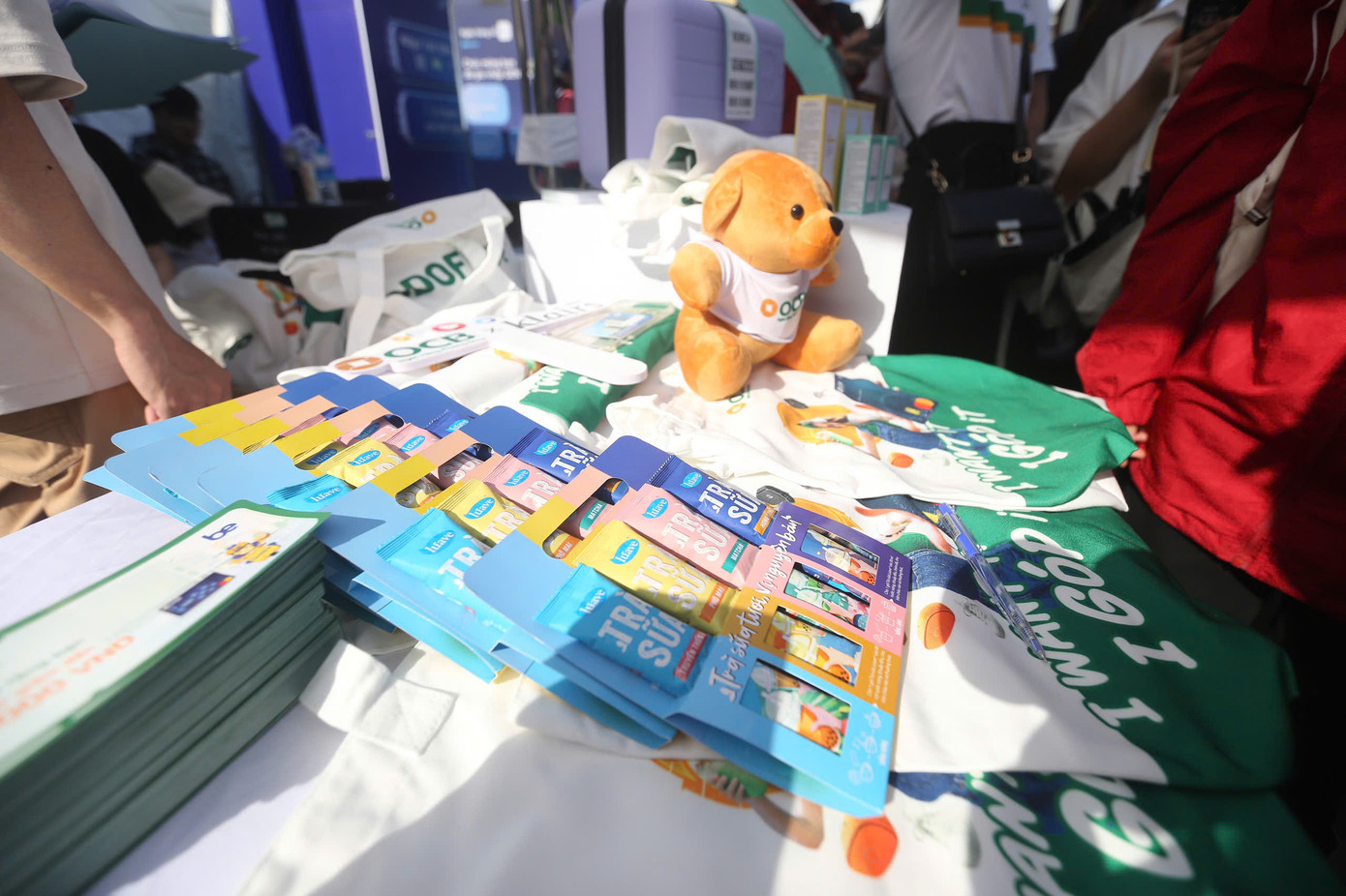 Phần quà hấp dẫn được OCB chuẩn bị cho bạn trẻ tham quan gian hàng.